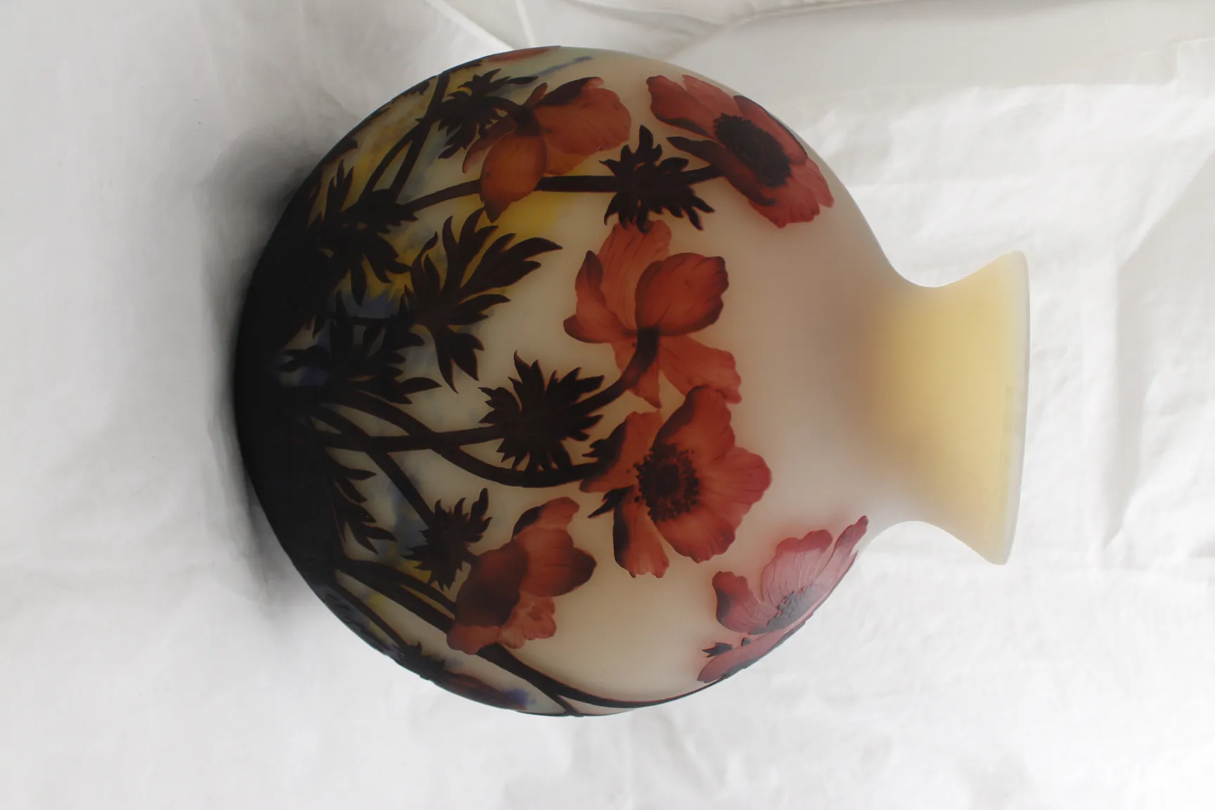 verre ancien avec signature de Muller Fres et décorations florales