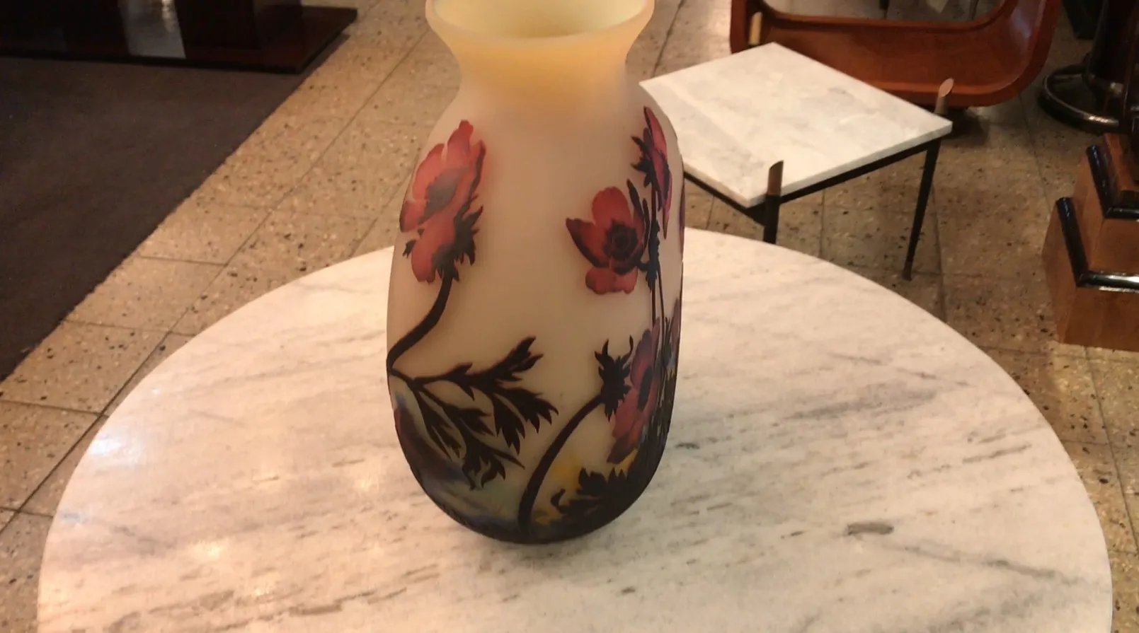 vase antico in vetro firmato Muller Fres con fiori rossi
