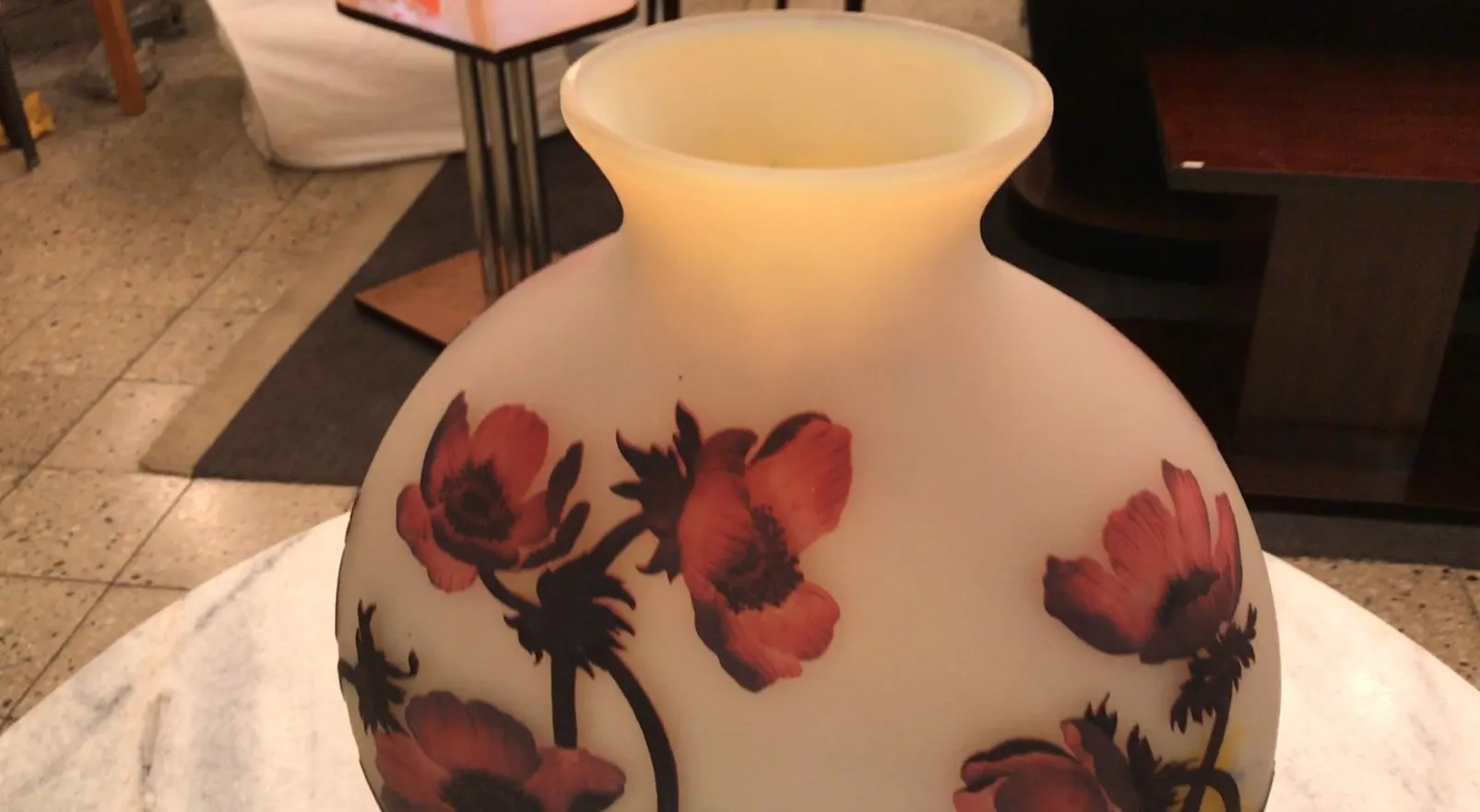 Antikes Glas mit Blumendesign, signiert von Muller Fres.