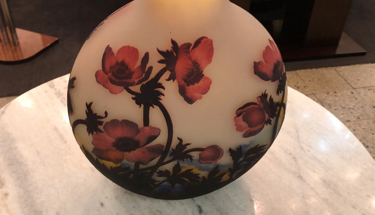 vetro con design di fiori scuri di Muller Fres