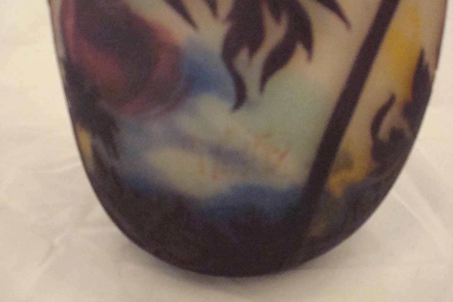 verre ancien signé par Muller Fres, couleurs vives