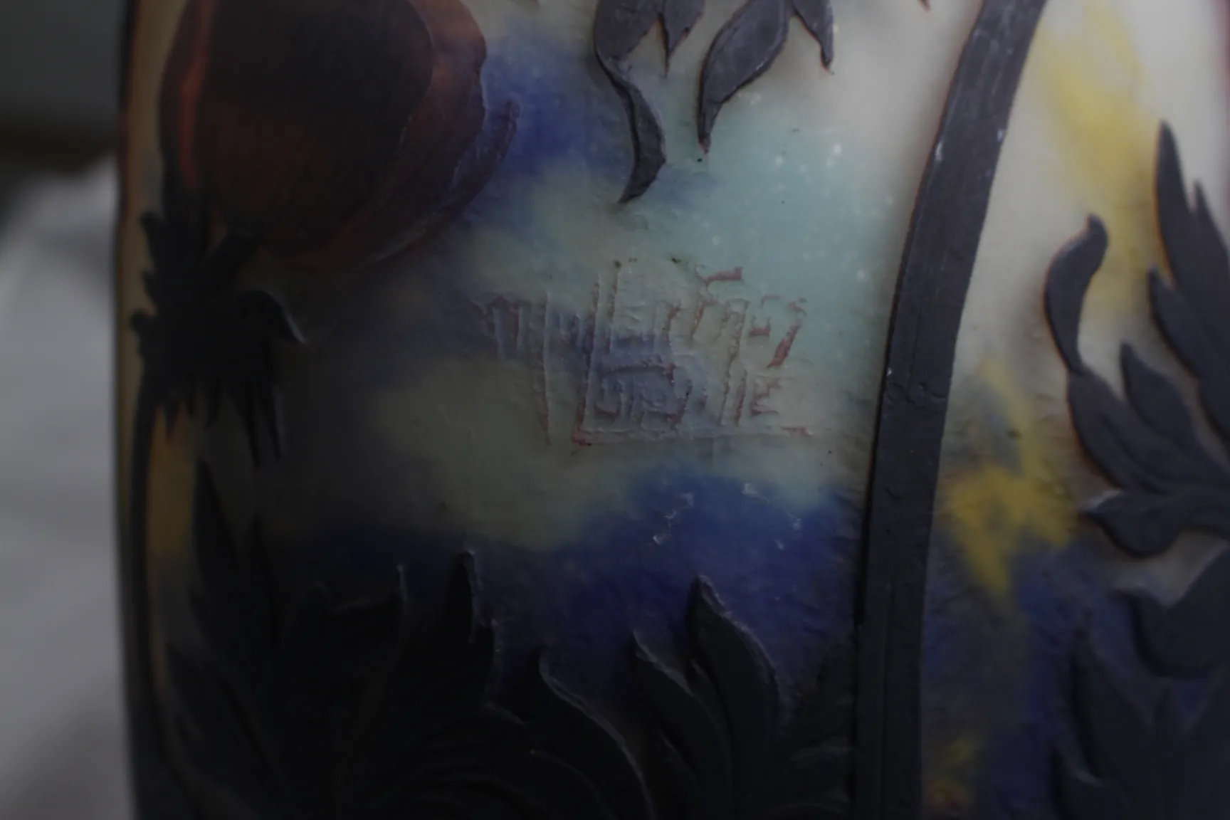 旗下的Muller Fres玻璃，带有彩色浮雕细节。