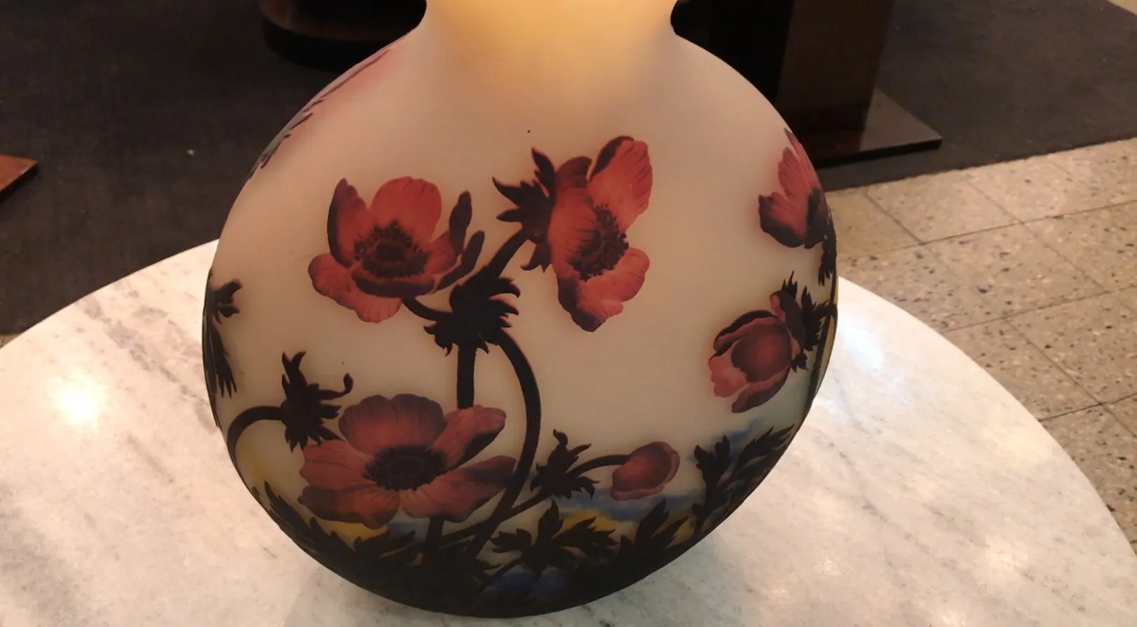 Verre signé arrondi avec des motifs floraux de Muller Fres.