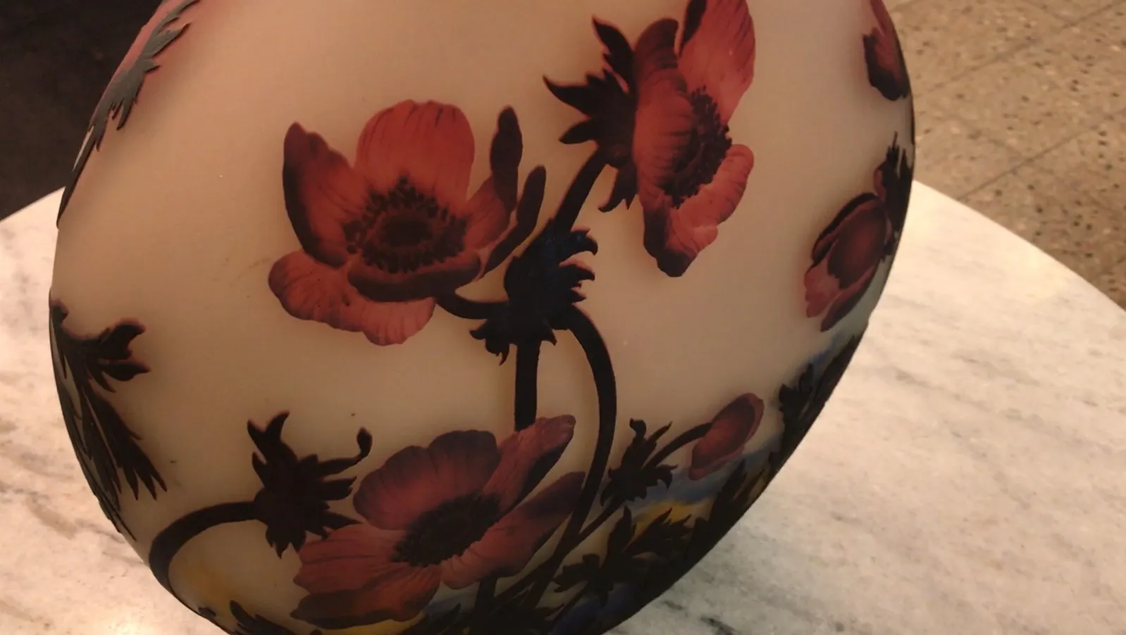 Verre antique signé Muller Fres avec motif floral.