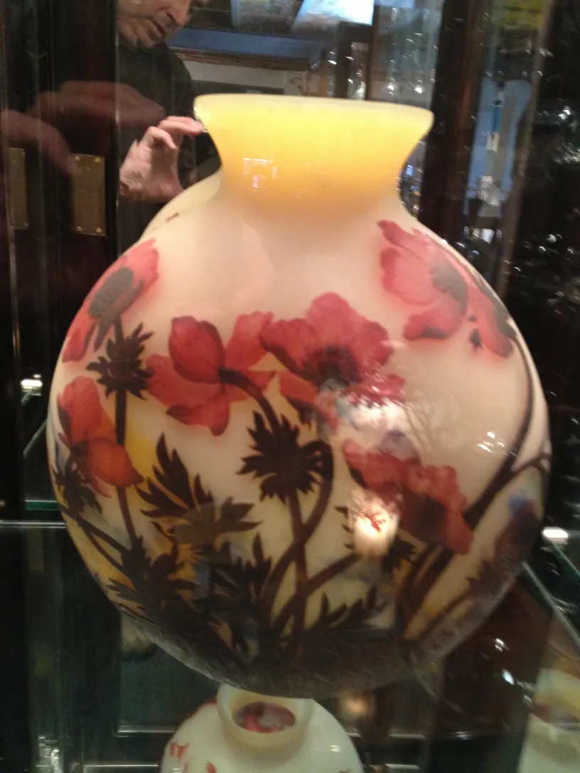 runde vase mit roten blumen, antike muller fres