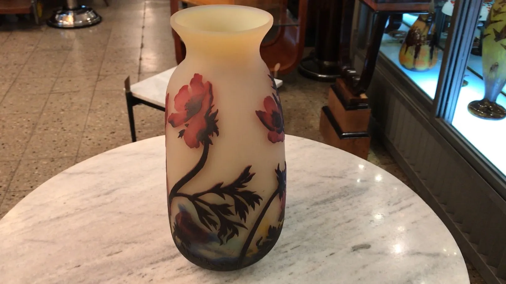 vase en verre signé avec des fleurs rouges et vertes sur un fond neutre, antiquité Muller Fres