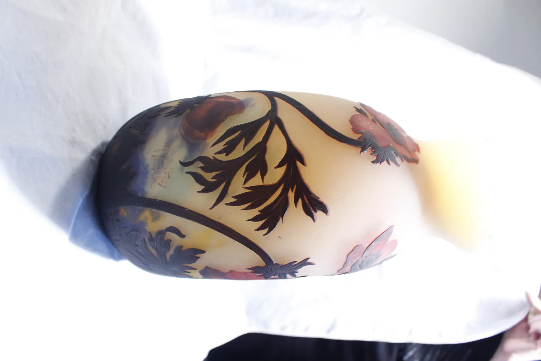 Antikes signiertes Glas von Muller Fres mit Blumenmuster.