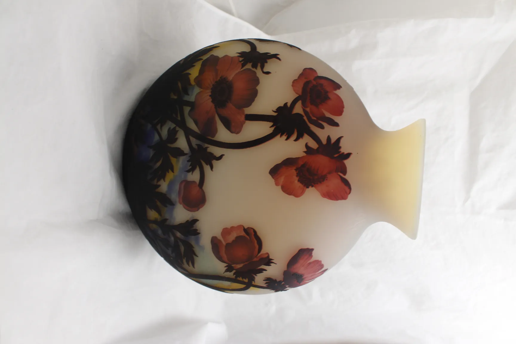 Purani glass par hastaksarit Muller Freres ke saat phool design. Sangrah ke liye behtareen.