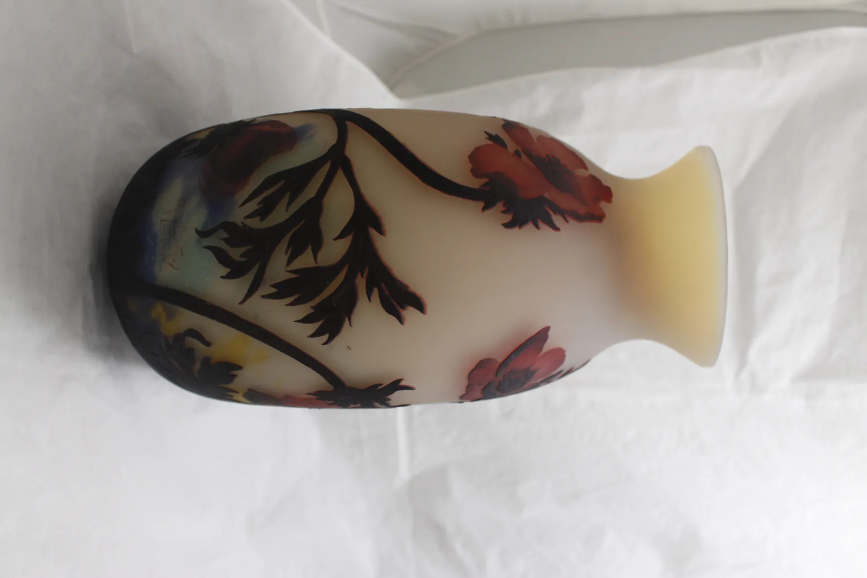 Старинное подписанное стекло Мюллер Фрес с цветами.