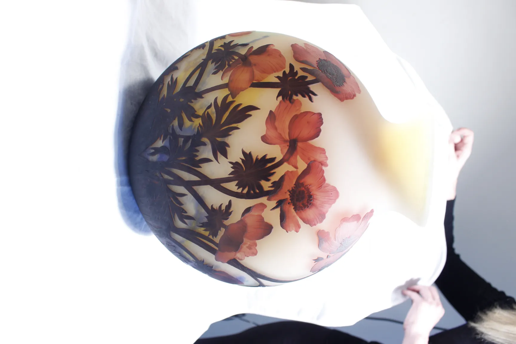 Vetro antico firmato Muller Fres con fiori colorati.