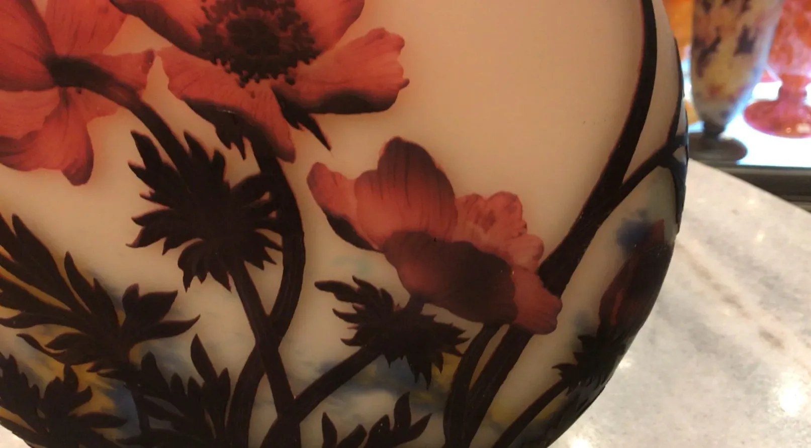 زجاج قديم موقّع من قبل مولر فريس يحتوي على تصميم زهور.