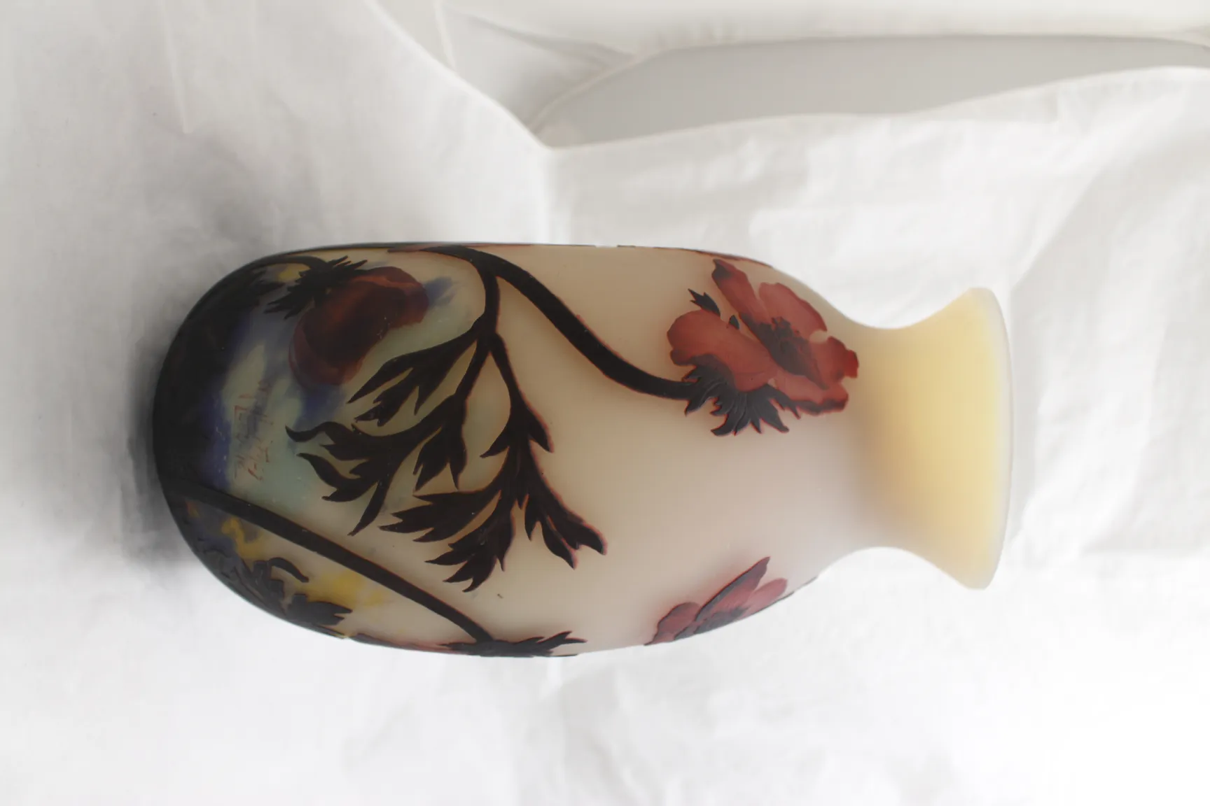 Vidrio firmado de Muller Freres con diseño de flores, antigüedad destacada.