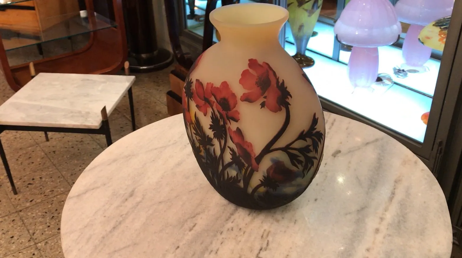 Schönes signiertes Glas mit floralem Design, muller fres in antikem Umfeld.