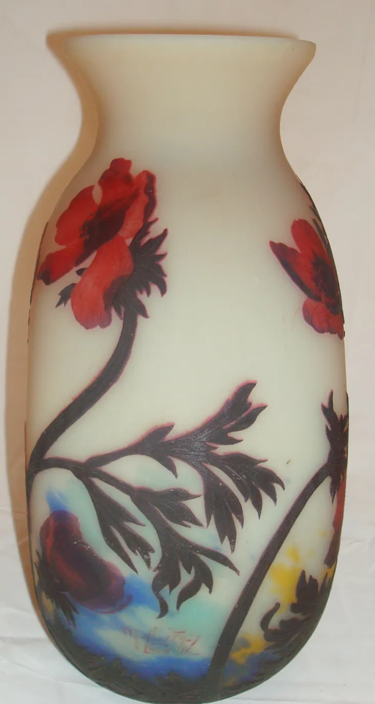 vase aus glas mit floralen mustern von muller fres
