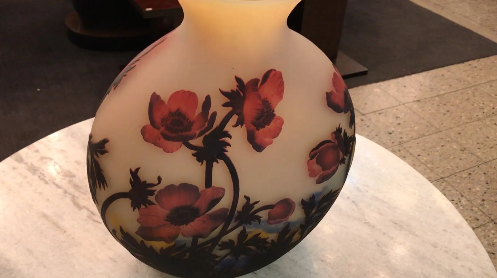 vase ancien avec décorations florales en verre signé muller fres