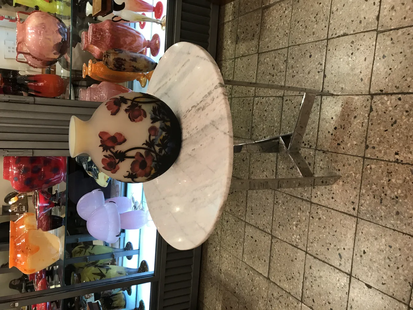 꽃무늬와 회색 베이스가 있는 오래된 꽃병, 서명됨