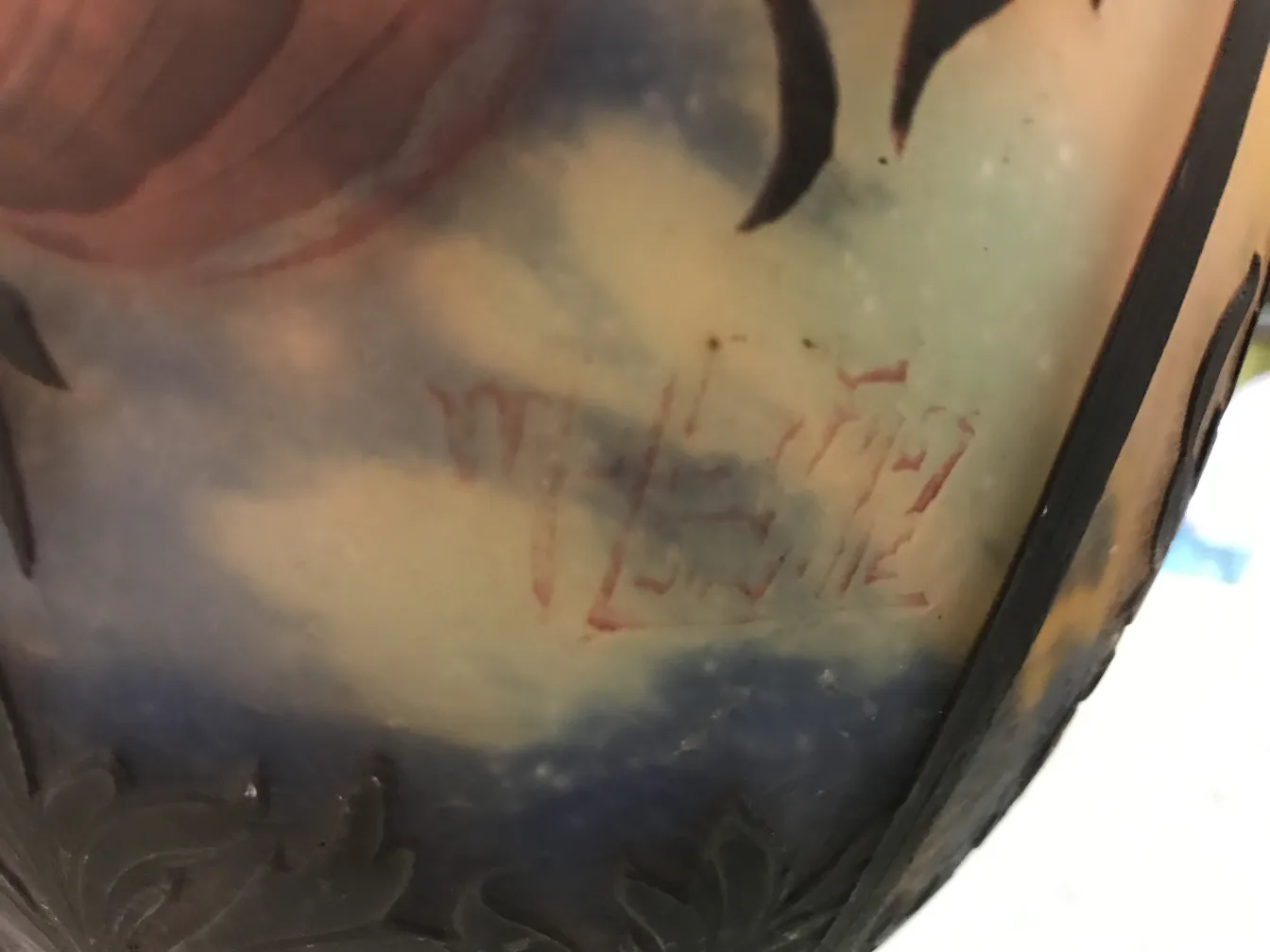 Muller Freres의 서명된 고대 유리잔, 생생한 꽃무늬.