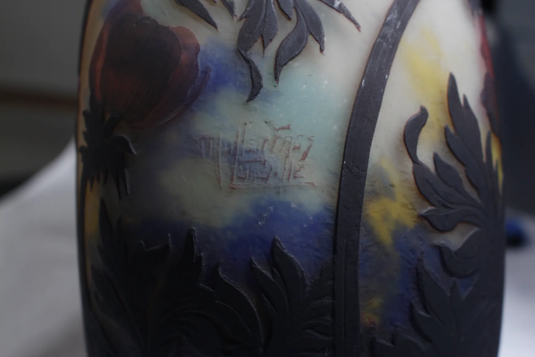 Signiertes Glas Muller Freres mit floralen Motiven in lebhaften Farben.