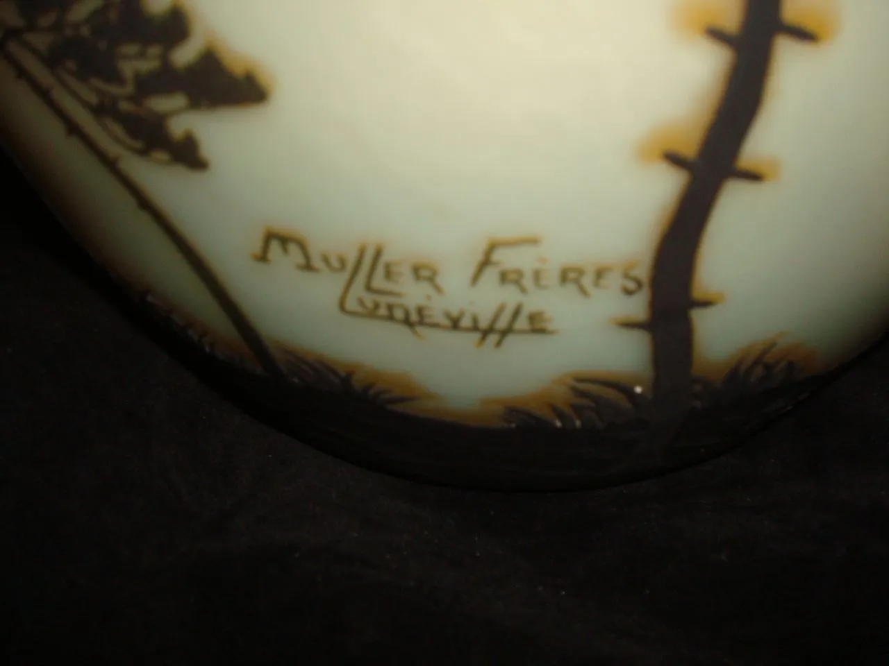 古董签名玻璃muller-fres带有黑暗的花朵设计。