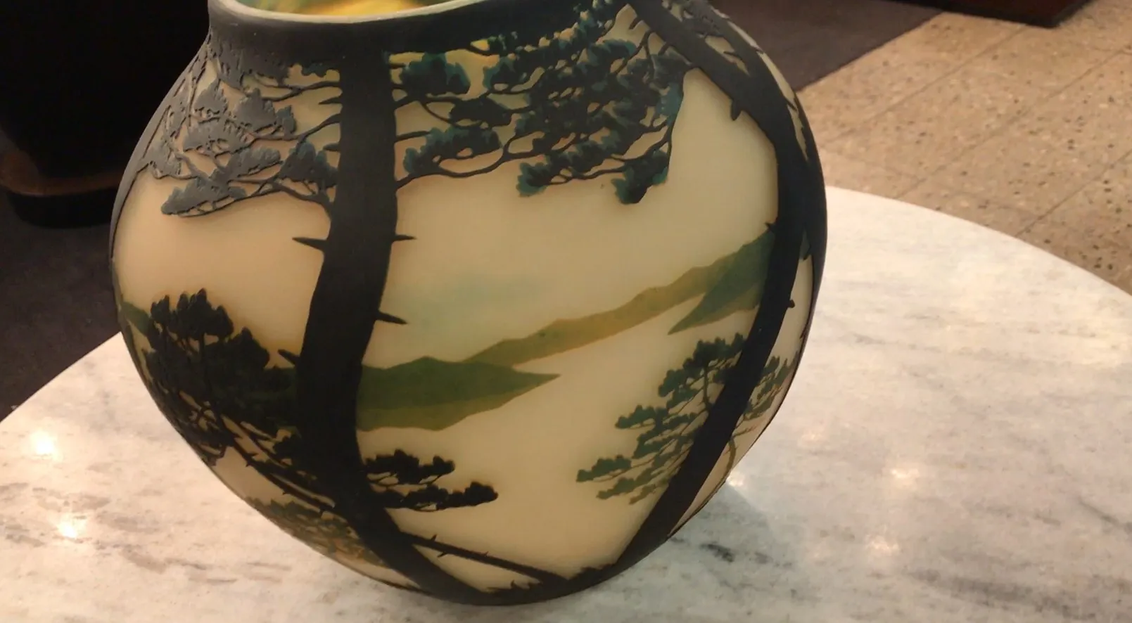 Vidro assinado Muller Freres com decoração paisagística detalhada e elegante.