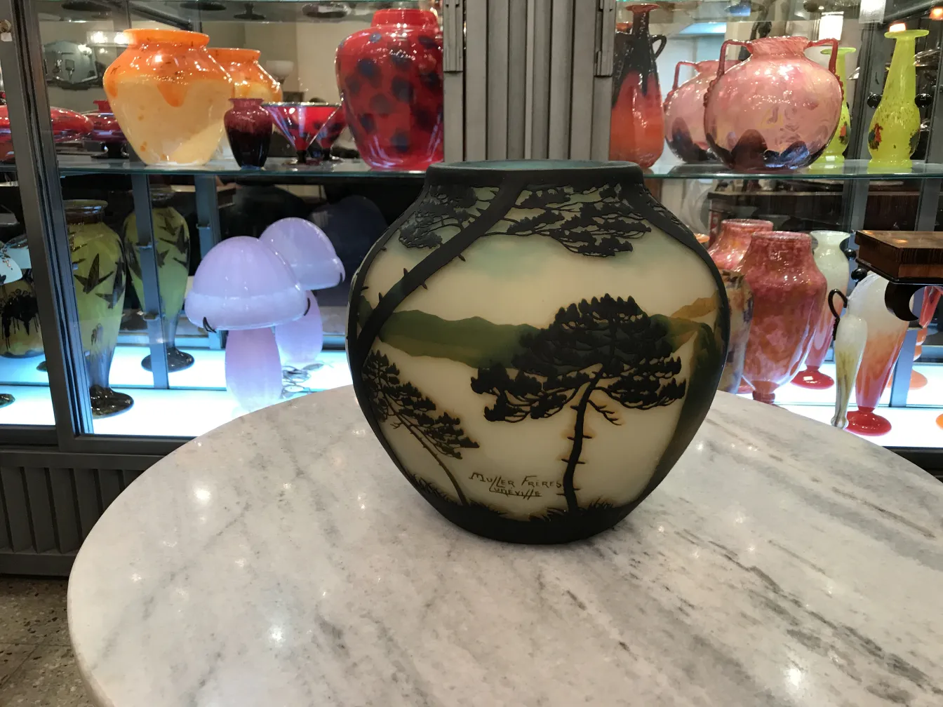 vase ancien avec signature Muller Freres dans un cadre classique