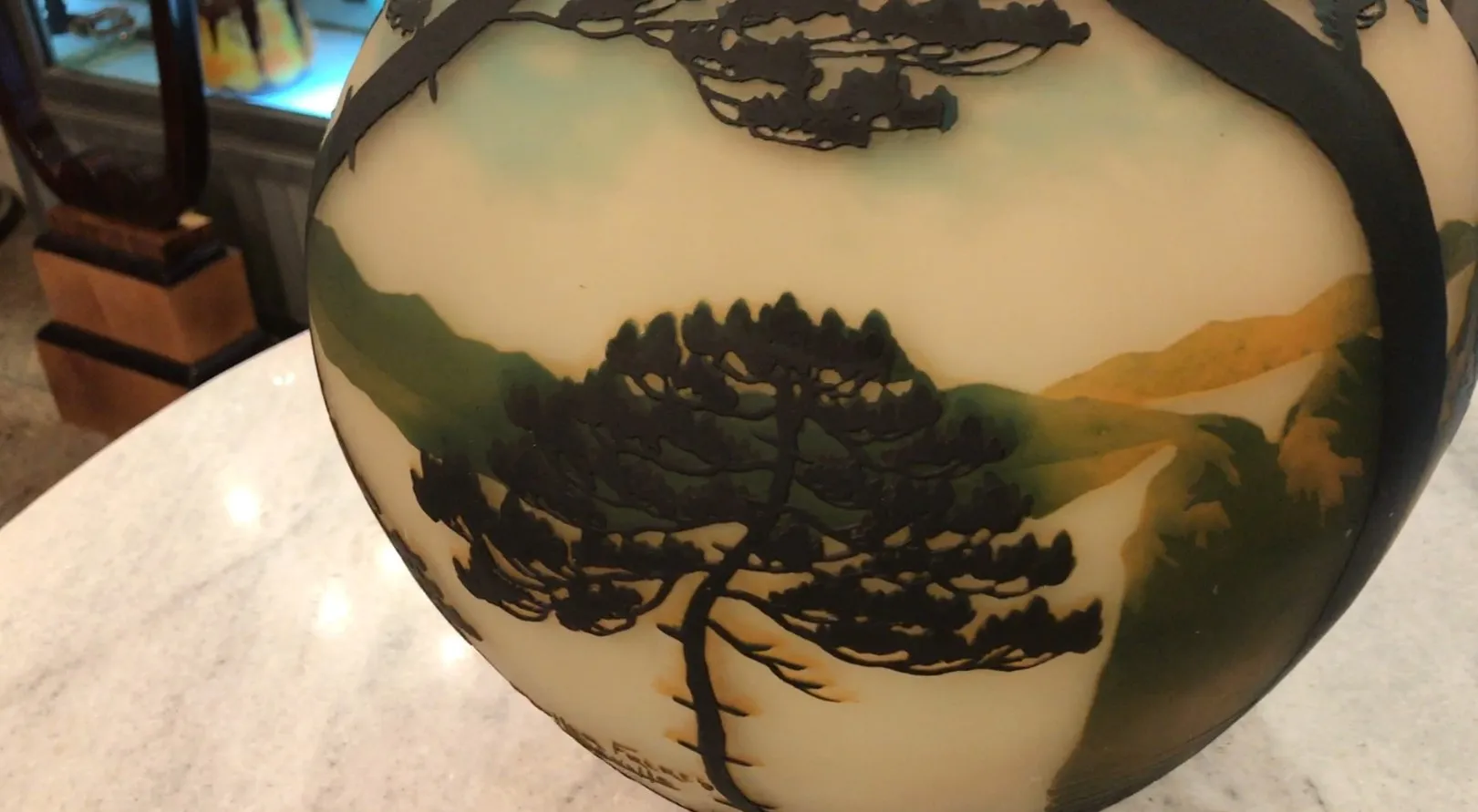 签名玻璃muller fres，展示自然和色彩丰富的设计，古董