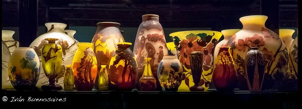 Purani ki collection jismein Muller Fres ka hastakshar kiya gaya glass hai, vivid rang aur akriti mein.