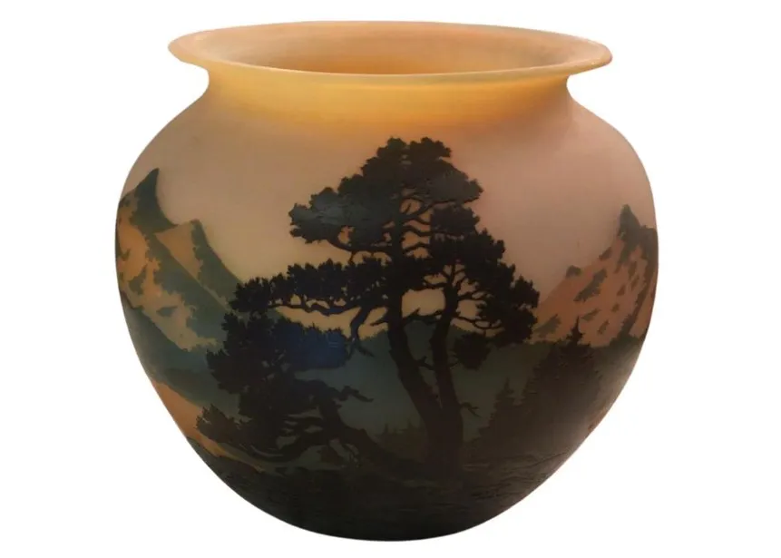 Vaso antico con paesaggio e dettagli scuri.