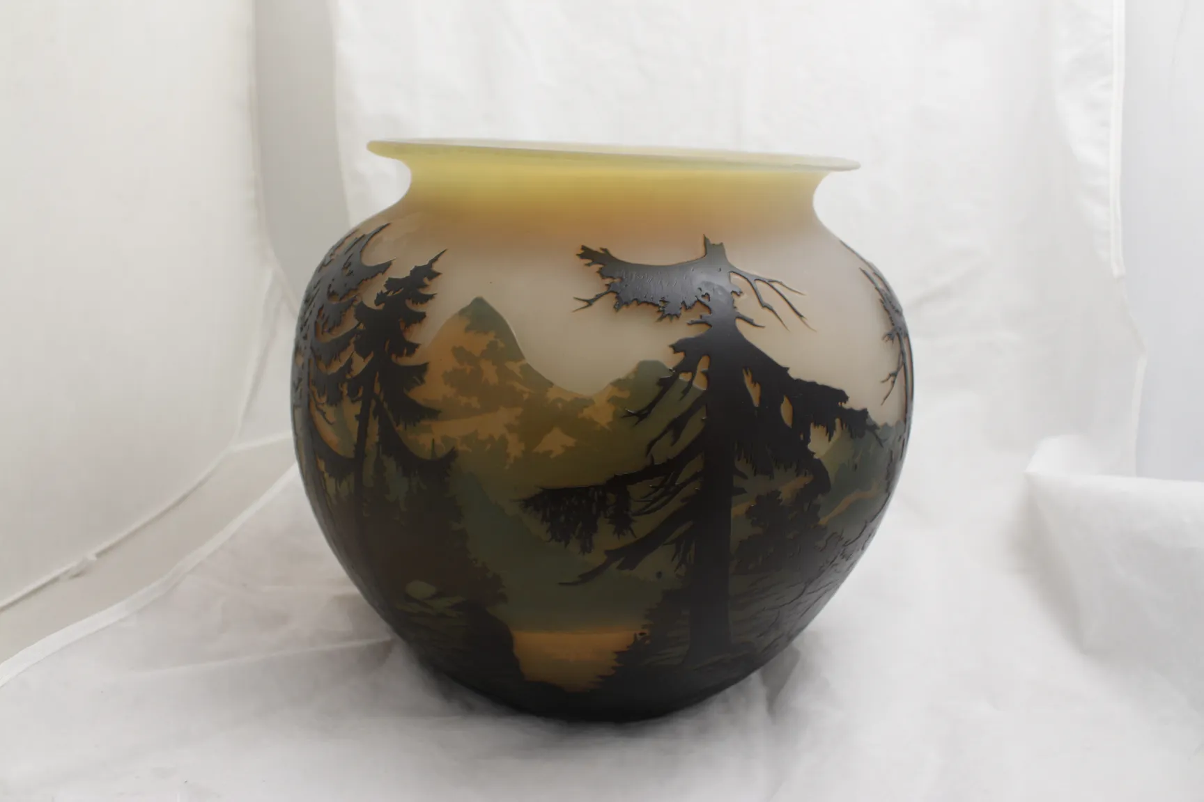 Vaso in vetro con paesaggi e alberi in toni scuri, firmato Muller Fres sulla superficie