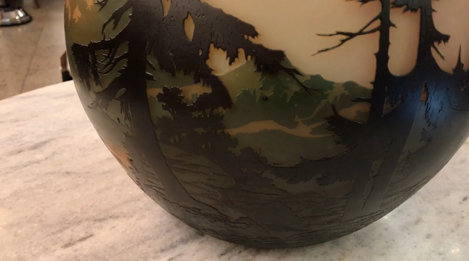 Verre signé par Muller Fres avec des détails complexes et un cadre naturel.