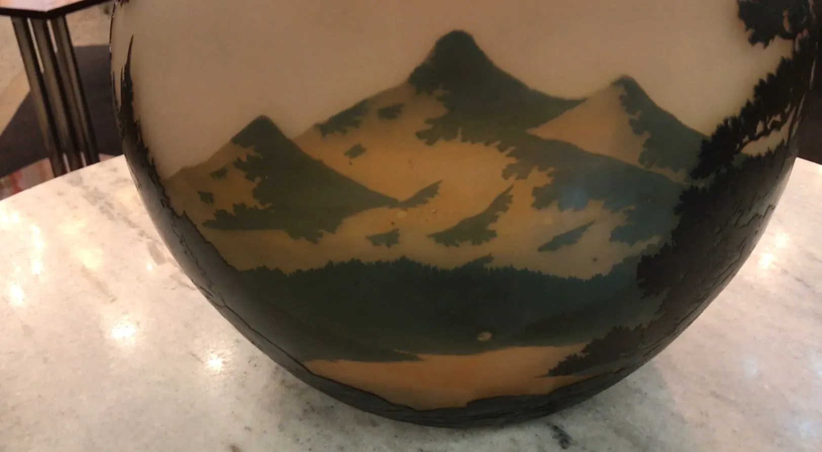 verre signé avec un motif de paysage de montagne