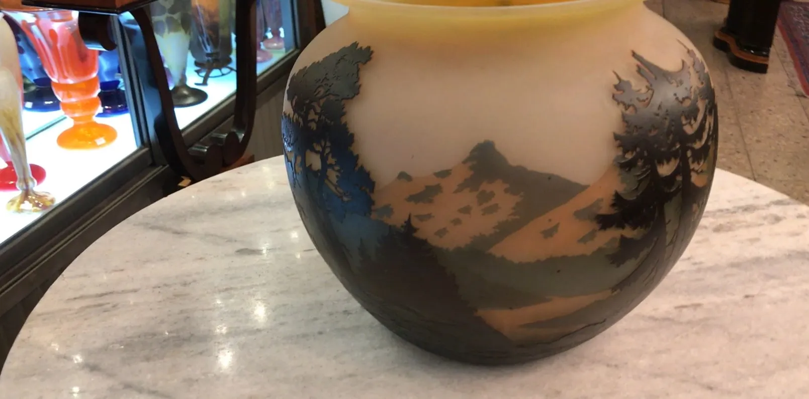 vase antique représentant des montagnes et des arbres, signé Muller Fres