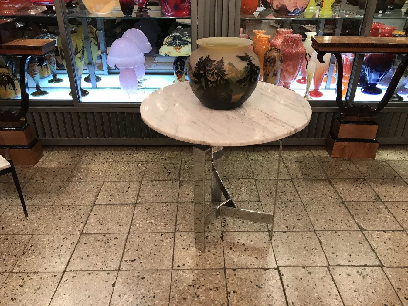 Muller Fres签名的玻璃展示在古董橱窗中，周围是其他古董。