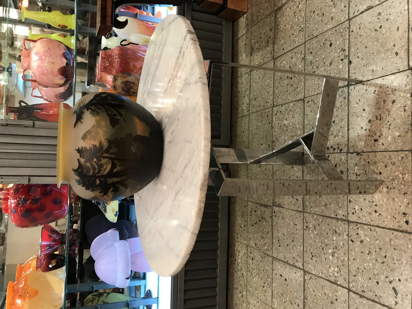 زجاج موقّع من Muller Fres، يعرض تصميمًا عتيقًا مع تفاصيل بصرية