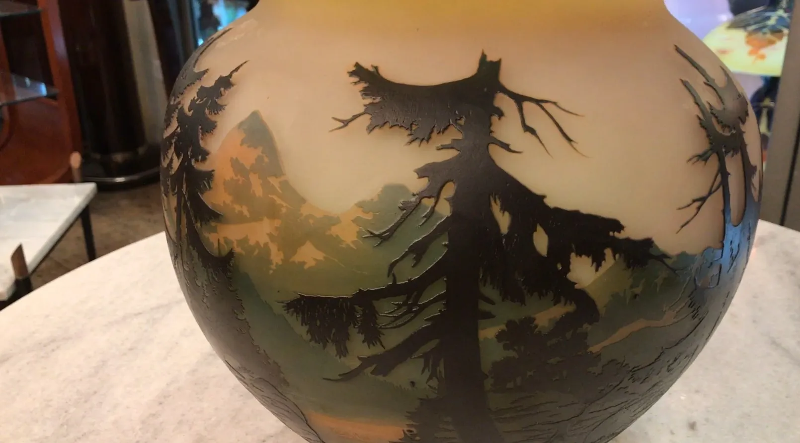 签名玻璃Muller Freres展示树木风景