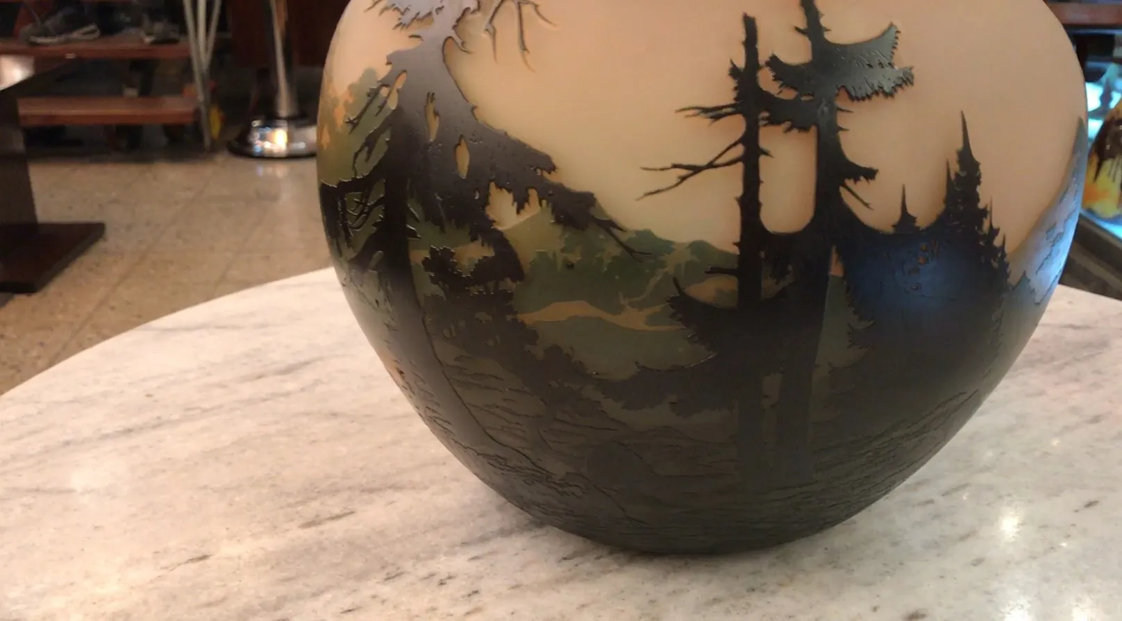 vetro antico con paesaggio in rilievo e firma di Muller Fres