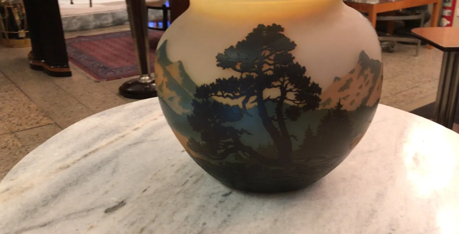 verre ancien avec la signature de Muller Freres et motifs naturels