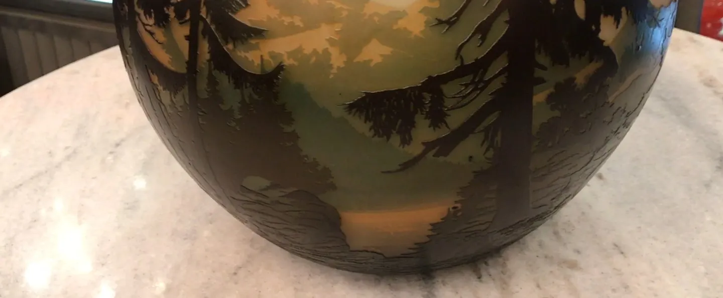 Vidro antigo assinado por Muller Fres com design de paisagem