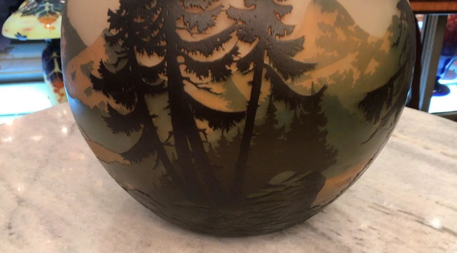 Antiguidades com paisagem de árvores e montanhas em vidro assinado Muller Fres, detalhe elegante.