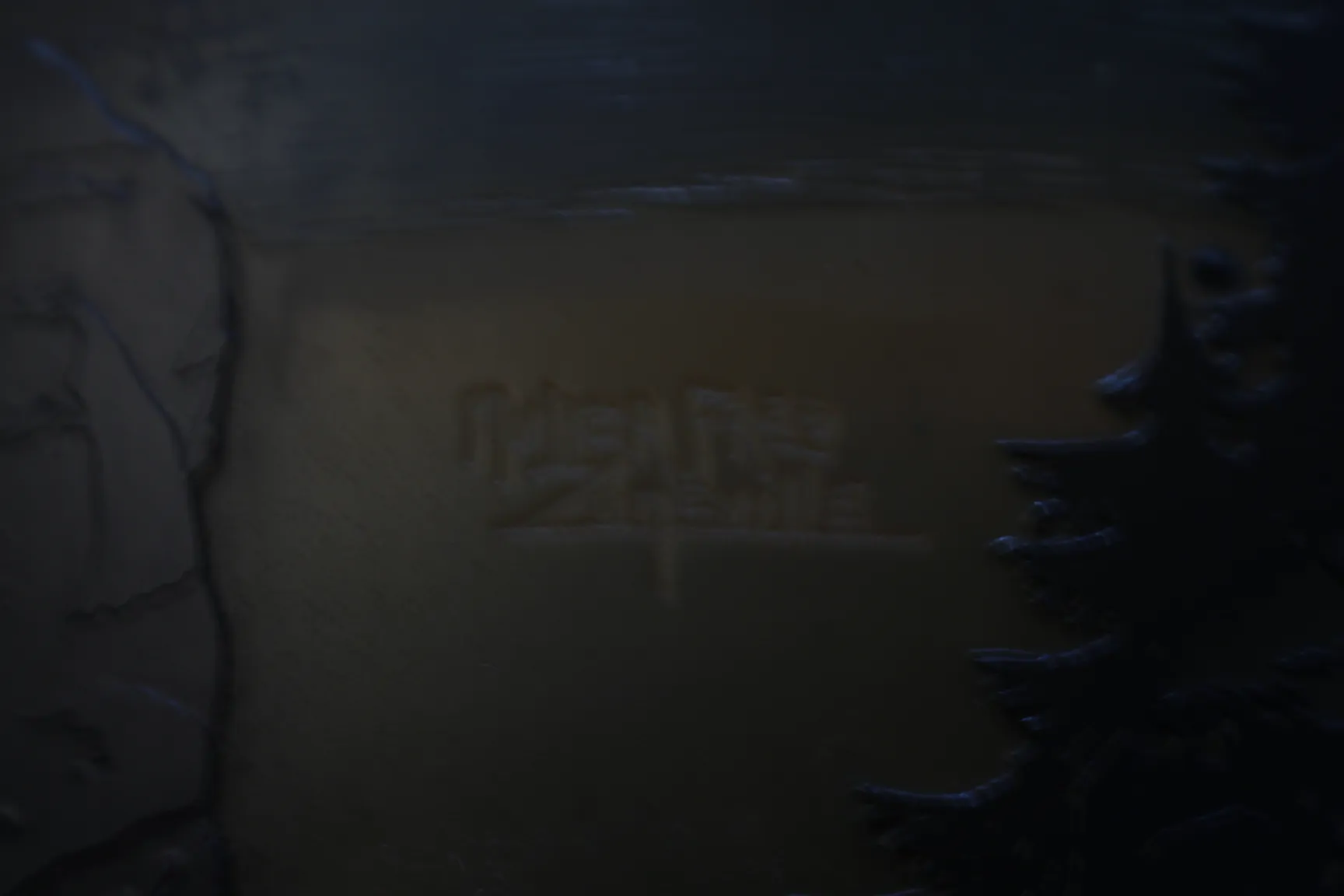 Vetro firmato antico con dettagli unici in un ambiente scuro.