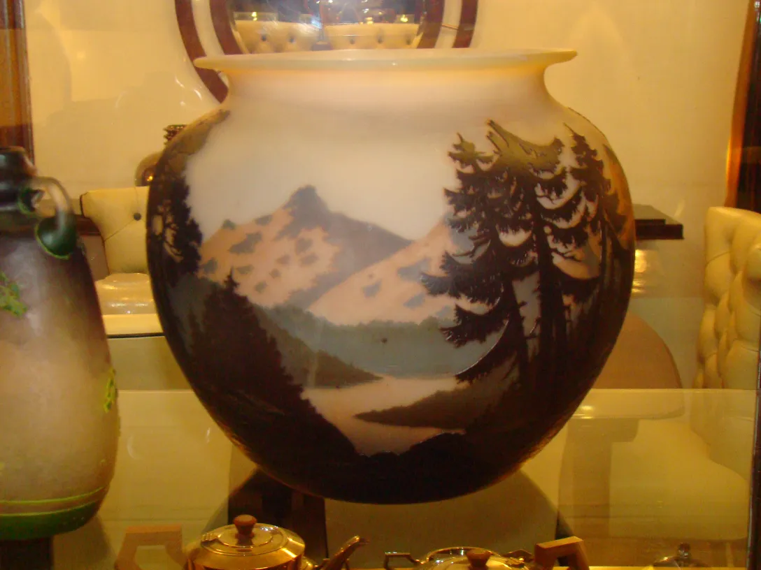 Vaso redondo antigo com paisagens pintadas e árvores, assinado Muller Freres.