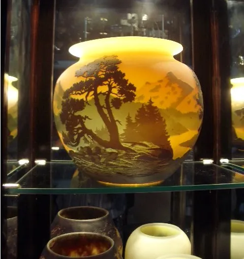 Un magnifique vase ancien avec un design élégant, signé par Muller Fres.