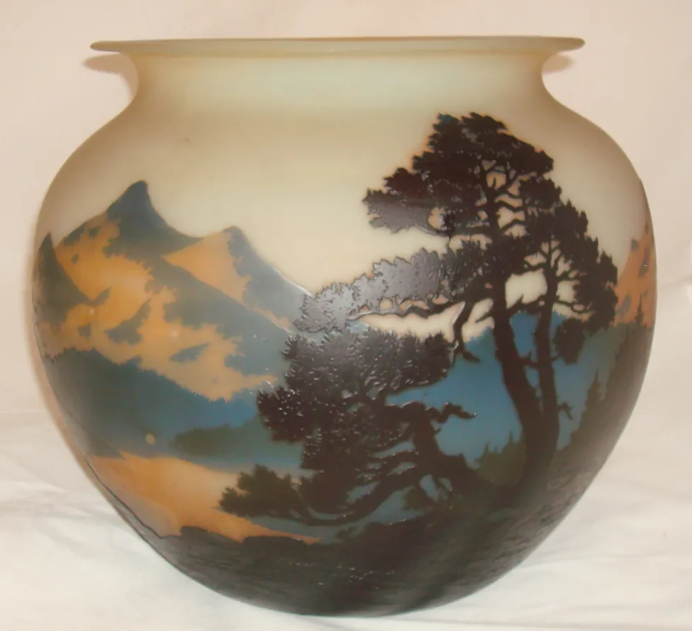 verre signé par muller fres avec des paysages colorés et des formes élégantes