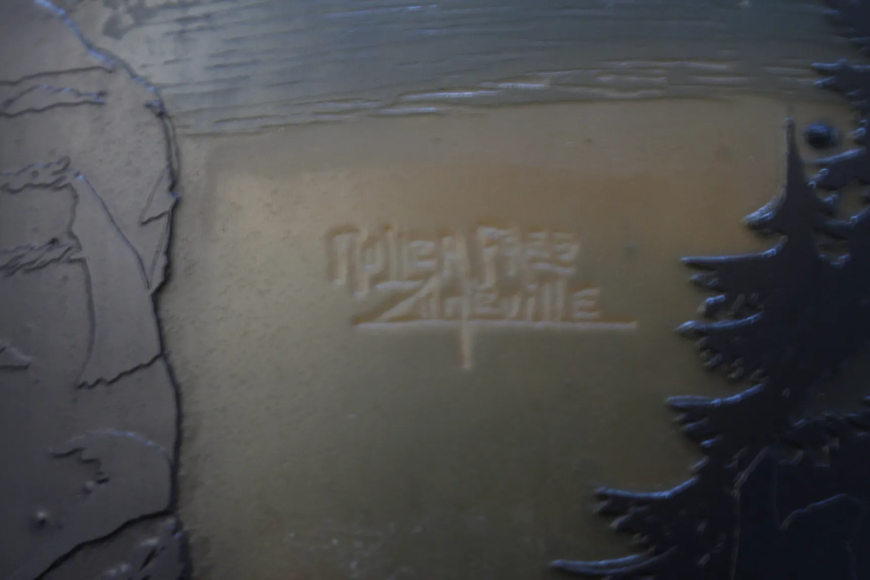 Vidro assinado por Muller Freres com detalhes em preto e fundo bege