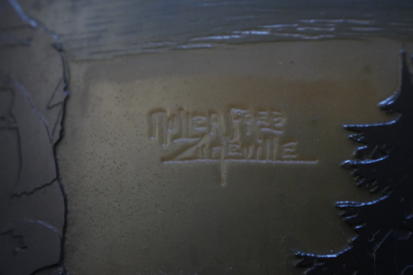 Vetro antico con firma di Muller Fres, design elegante