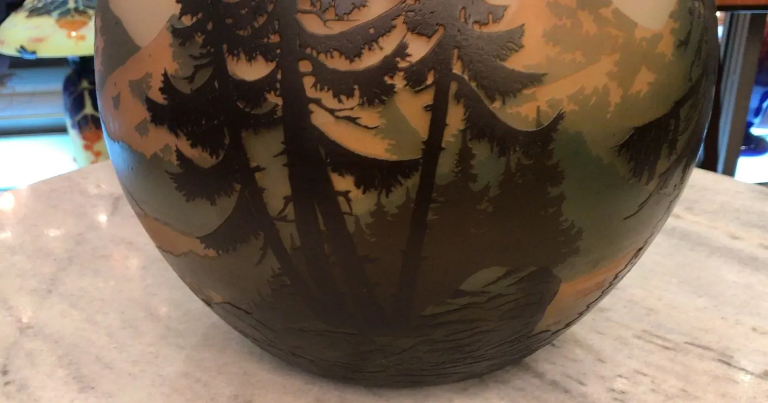 Vetro antico firmato con design di alberi in toni terrosi.