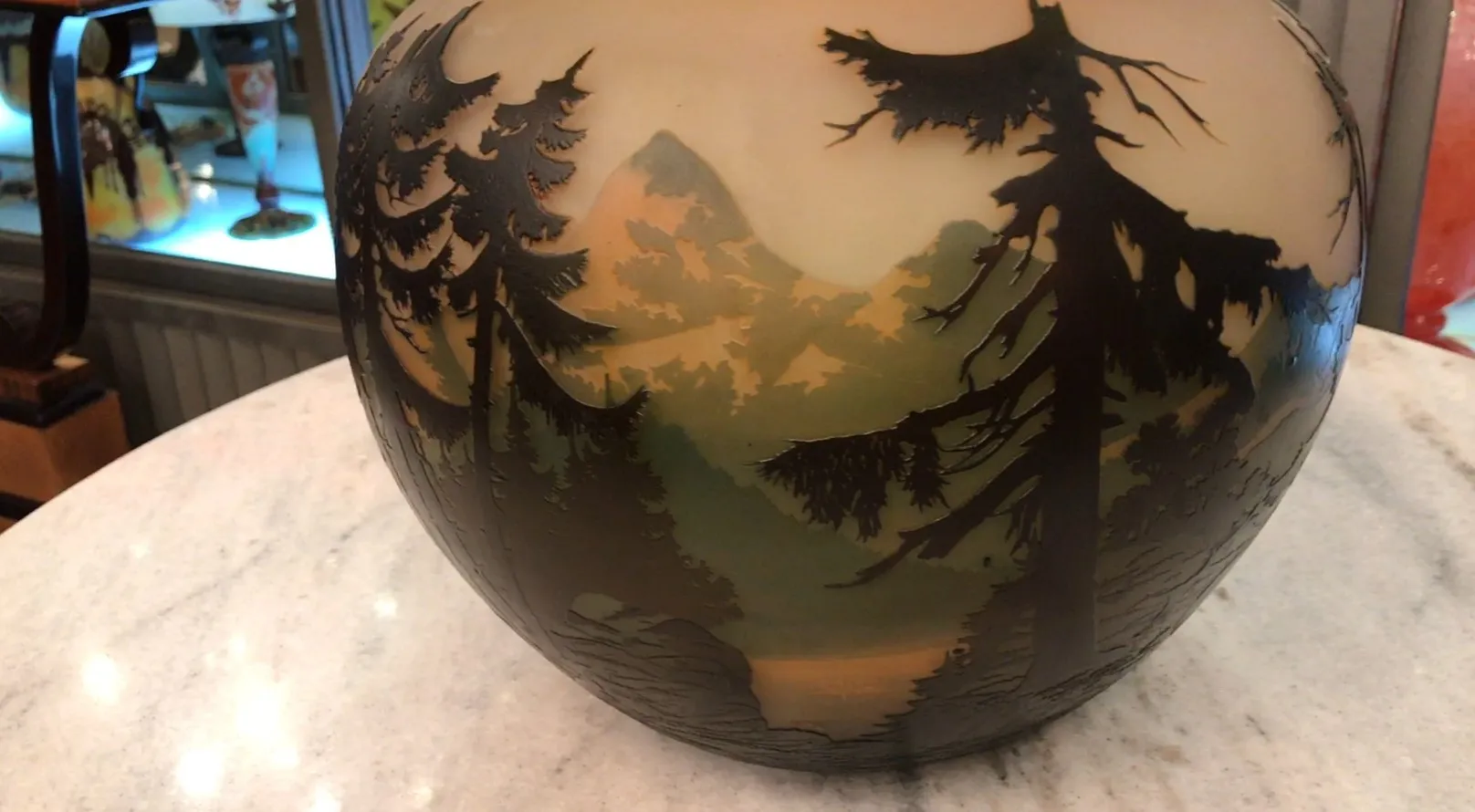 Verre ancien avec paysage sculpté, signé Muller Fres.