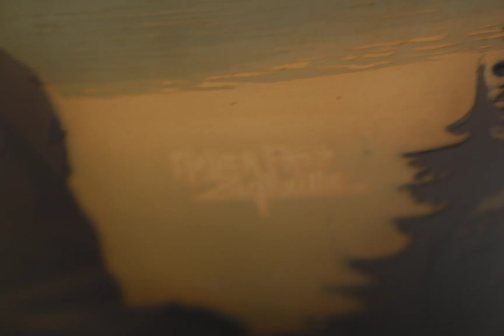 Vetro firmato Muller Fres, antiquariato, presentato in un ambiente caldo