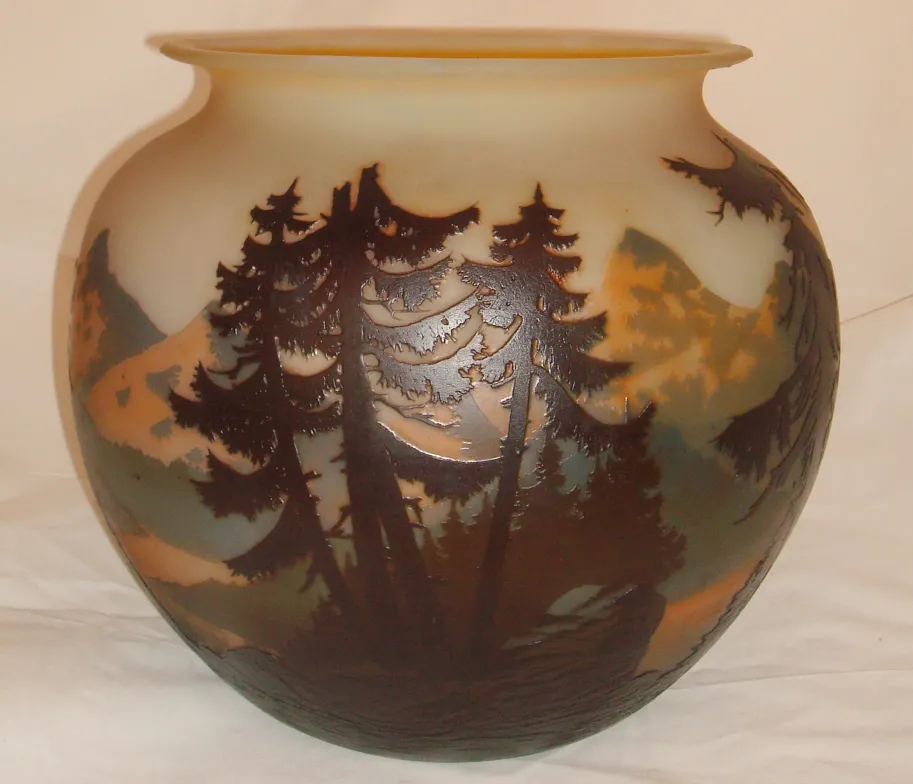 verre antique montrant un paysage, signé par Muller Freres, style élégant