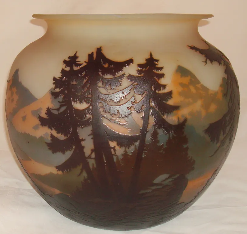 زجاج موقّع قديم من مولر فريس مع زخارف مناظر طبيعية.